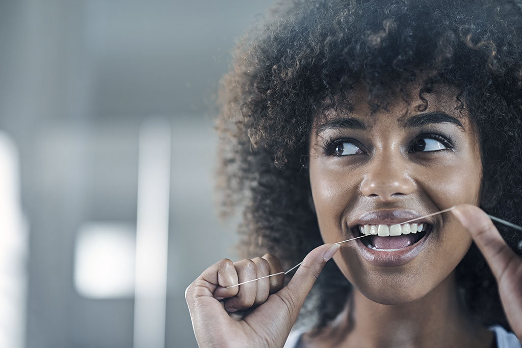 Não uso fio dental! Faço bochechos com enxaguatórios e tá bom!!